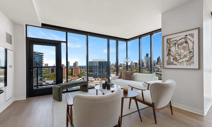 River North Apartment | Lincoln Park Getaway: Skyline Views & Luxury