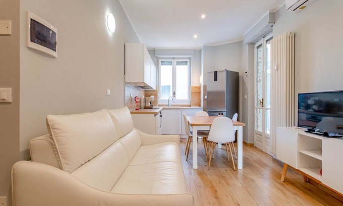 Parella Apartment | Linea Metro, AC, gruppi, con balcone: White Metro*