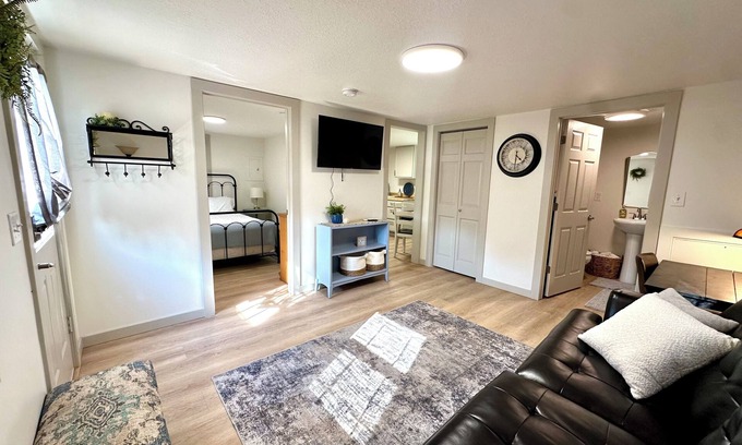 Kirksville Cottage | Little Blue Cottage - Charming 1-bedroom cottage in Kirksville