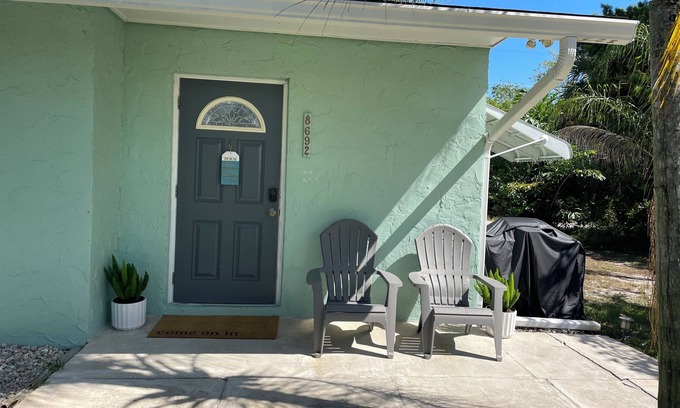 Hobe Sound House | Little Palm Villa retreat less than a mile from the beach!
