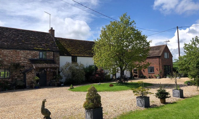 Blandford Saint Mary Cottage | LITTLE STABLES COTTAGE, pet friendly, with open fire in Spetisbury