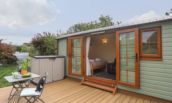 Llanrug Cottage | LLETY'R BUGAIL 2, pet friendly, with a garden in Llanrug