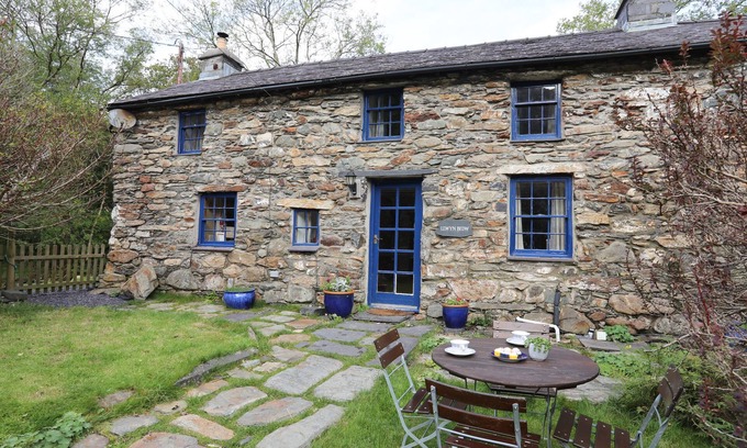 Nant Peris Cottage | LLWYN BEDW, pet friendly, with open fire in Nant Peris