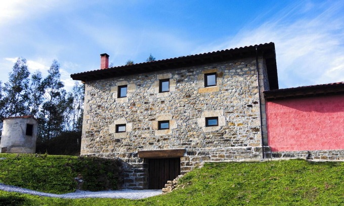 Lierganes Cottage | Located in the mountains, in Lierganes and close to the beach. Pets are allowed.