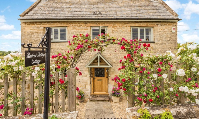 Bampton Cottage | Located in the rural hamlet of Radcot, Oxfordshire, Radcot Bridge Cottage