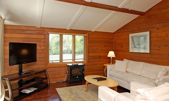 Fenelon Falls Cottage | Located on a Waterfront Golf Resort