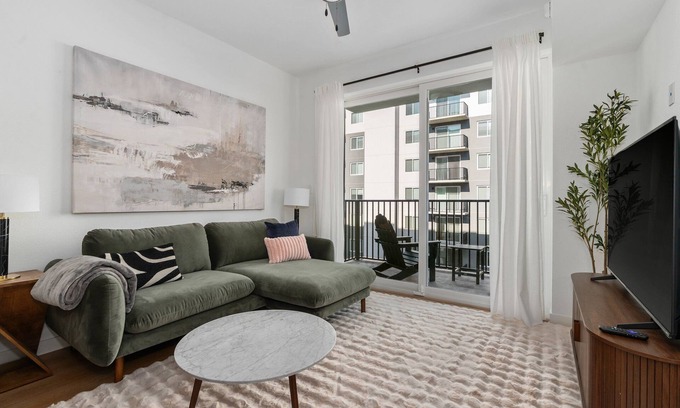 Addicks Apartment | Lodgeur | Sunlit 1BR w/balcony | Energy Corridor