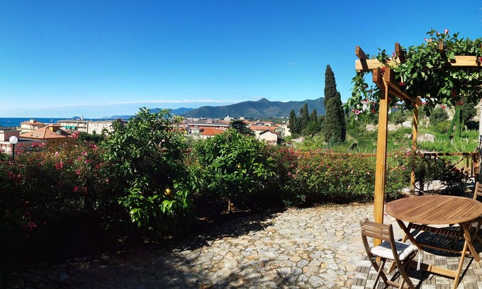 Pietra Ligure House | LOFT with beautiful garden in a green oasis close to the sea