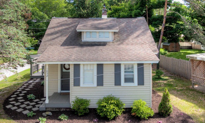 Macatawa Cottage | Lofted Cottage w/Lake Views & Pets Welcome