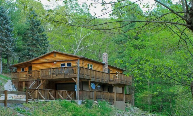 Stanley Cabin | Log Cabin and Treehouse