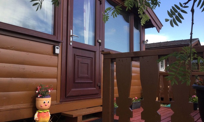 Bronaber Cabin | Log cabin - free parking, garden & pet friendly