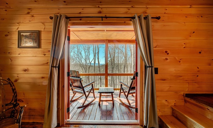 Murphy Cabin | LOG CABIN + MOUNTAIN VIEWS! HOT TUB, POOL & GAME TABLE, FIBER WIFI & DISCOUNTS!