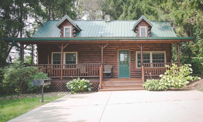 Millersburg Cabin | Log Cabin Nestled In Pine Trees with Hot Tub