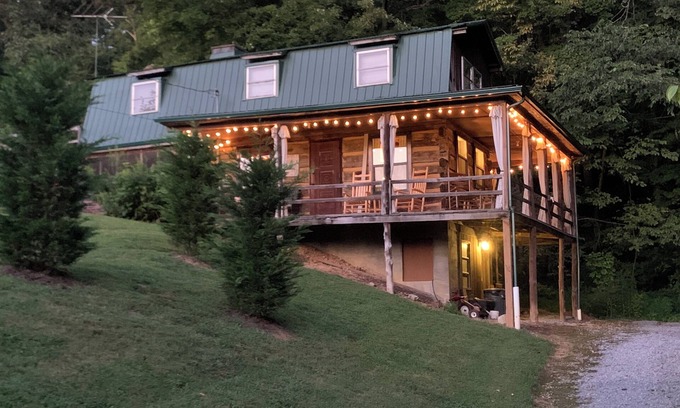 Mohawk Cabin | Log cabin on farm 3 miles from Greeneville TN