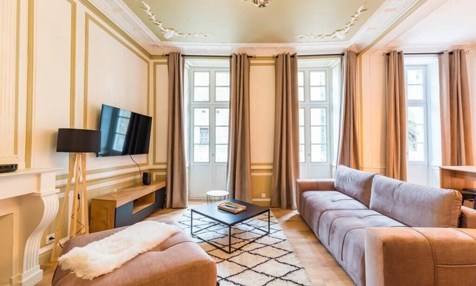 Guingamp Apartment | Logement D'exception : 8 Chambres et Babyfoot