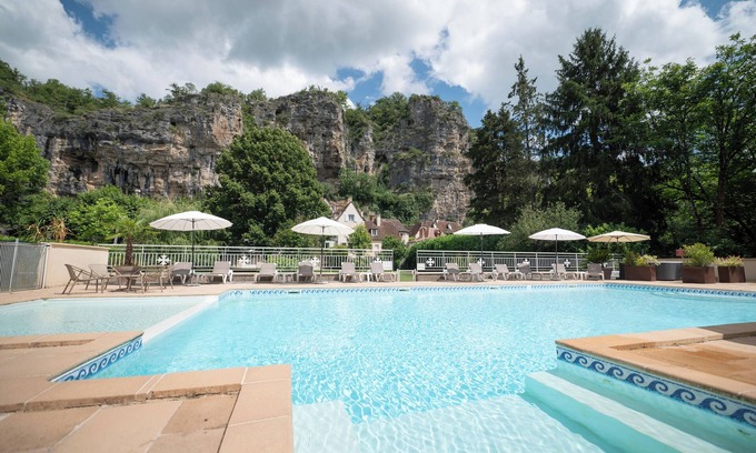 Gluges Hotel | Logis Hôtel Domaine les Falaises