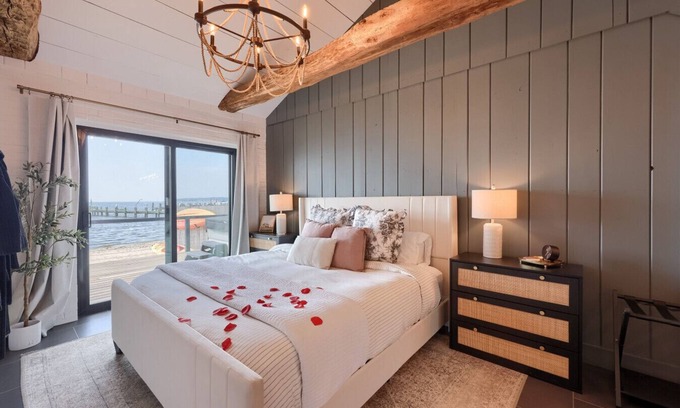 Perryville Cottage | Long Beach Cottage, (romantic couple’s getaway)