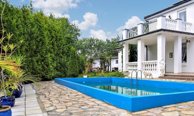 Ustka House | Look forward to a wonderful family vacation in this spacious vacation home with shared outdoor pool