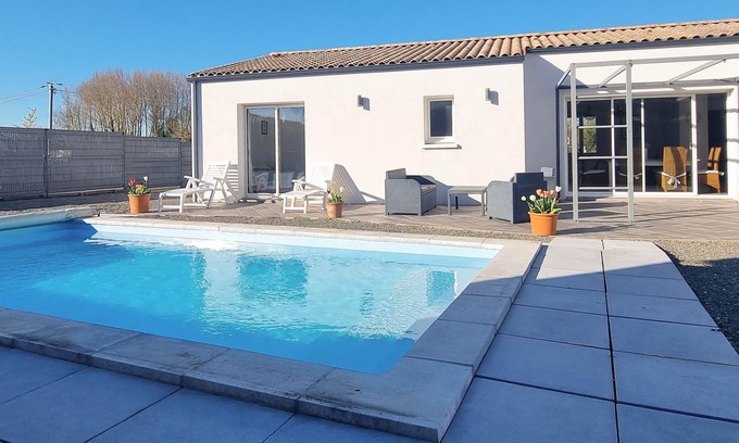 Semussac House | Look forward to spending your vacation in this comfortable vacation home with a pool.