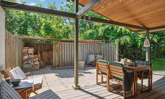 Frolunde House | Look forward to vacationing in this inviting cottage near the beach.