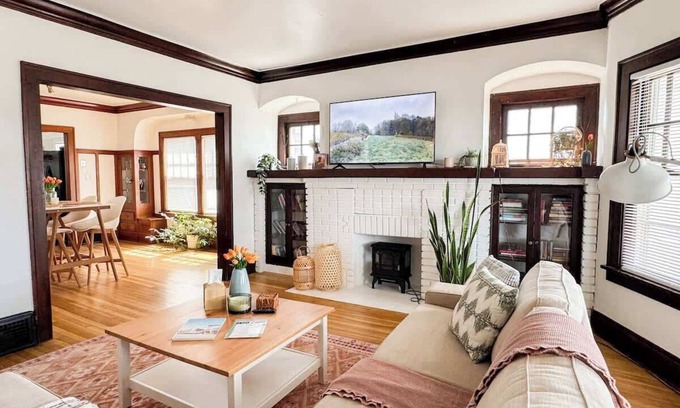 Lakewood Apartment | Look no further in Lakewood! 2bed 1bath Central AC