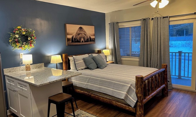 Lincoln Condo | Loon's Edge Retreat -Recently Renovated, Ski, Hike, Mountain views, Pool/hot tub