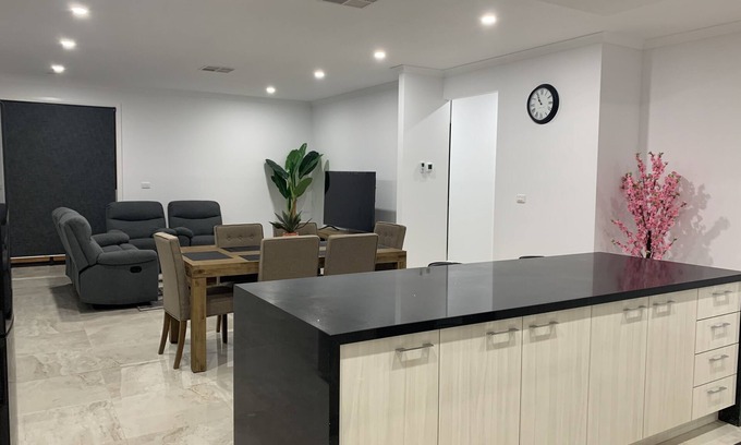 Mickleham House | LOTUS VILLA FREE WI-FI - CLOSE TO THE AIRPORT