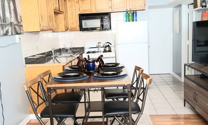 Summit Apartment | Lovely 1- Bedroom Apartment In Chicago Midway!