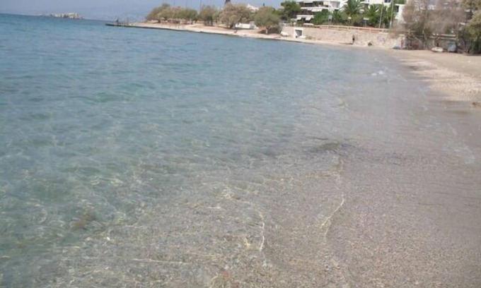 Saronida Apartment | Lovely 2-bed Apt with patio 5 mins to the Beach Family friendlyAptFenced garden