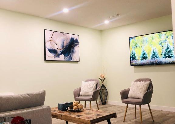 Springbank Hill House | Lovely 2-bedroom suite with private entrance