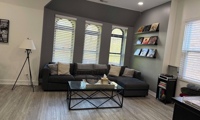 Bronzeville Apartment | Lovely 3-bedroom apartment in Bronzeville