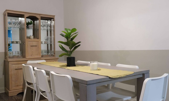 Old Trafford House | Lovely 5 Bedroom Home w Garden near Northampton