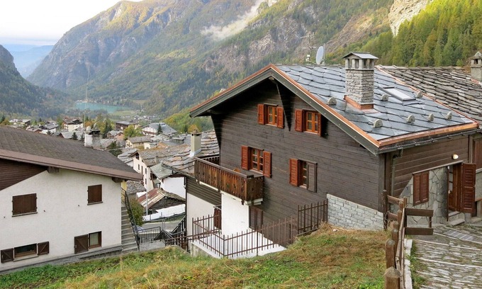 Valtournenche Apartment | Lovely apartment for 5 guests with WIFI, TV, balcony and pets allowed