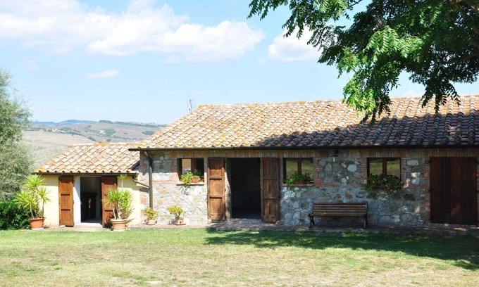 Il Poggio Apartment | Lovely apartment for 6 guests with WIFI, pool, TV, pets allowed and panoramic view