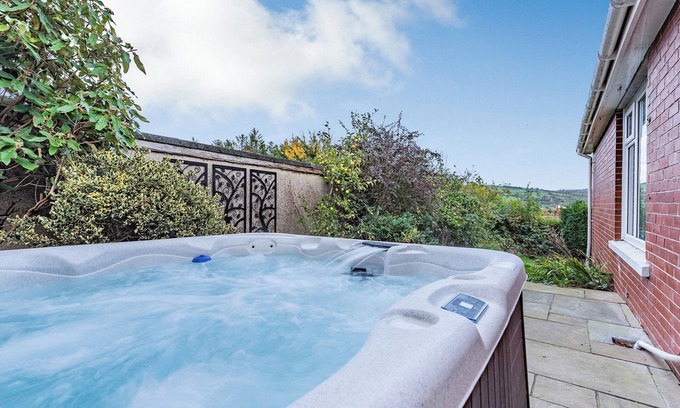 Lampeter Cottage | Lovely Bungalow in the Cambrian mountains with a private hot tub.