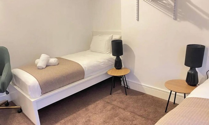 Arbury House | Lovely dog friendly home sleeps 6 with parking