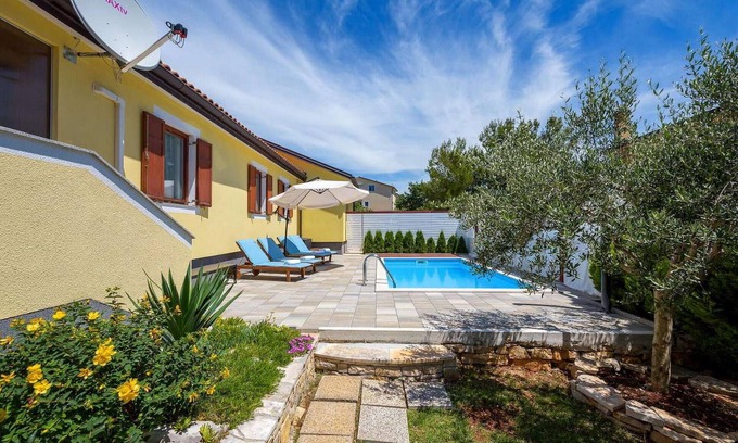 Murine House | Lovely home in Umag with WiFi