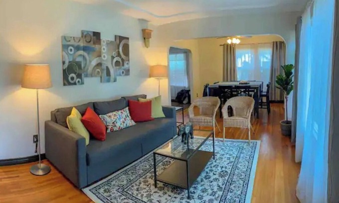 Lincoln Acres House | Lovely house in the suburbs! Privacy & comfort!