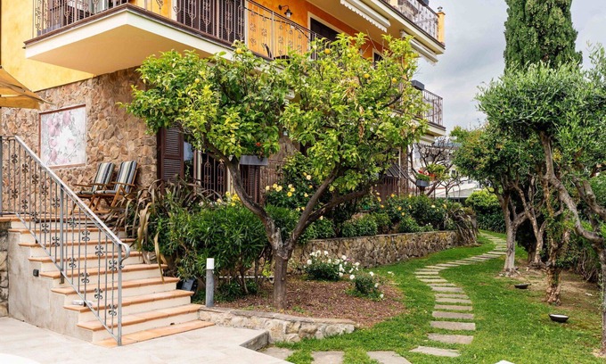 Borghetto Santo Spirito Villa | Lovely apartment in villa for 5 people with A/C, WIFI, pool, terrace and pets allowed