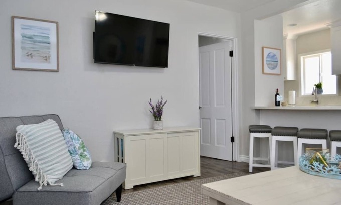 Mission Beach Condo | Lovely & Luxurious California Condo 100 Steps to the Sand