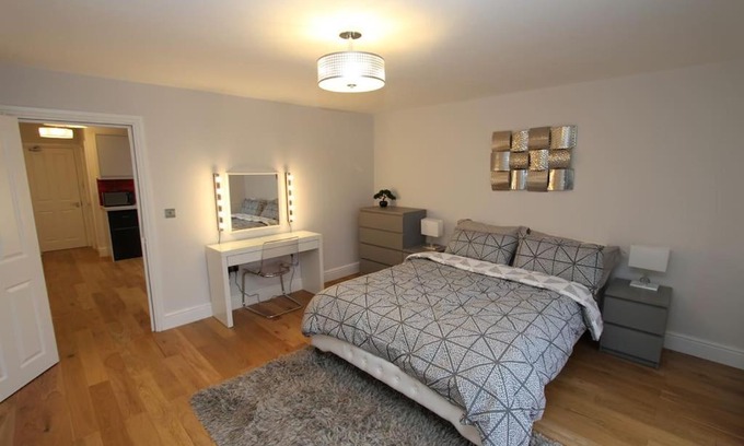 Hoe Street Apartment | Lovely One Bed Apartment-Near All Transport-Village-FreeParking