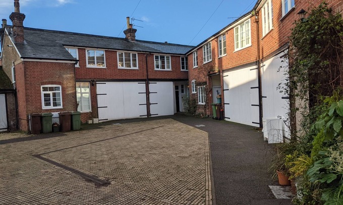 Royal Tunbridge Wells House | Lovely Stables mew's house in hidden town location