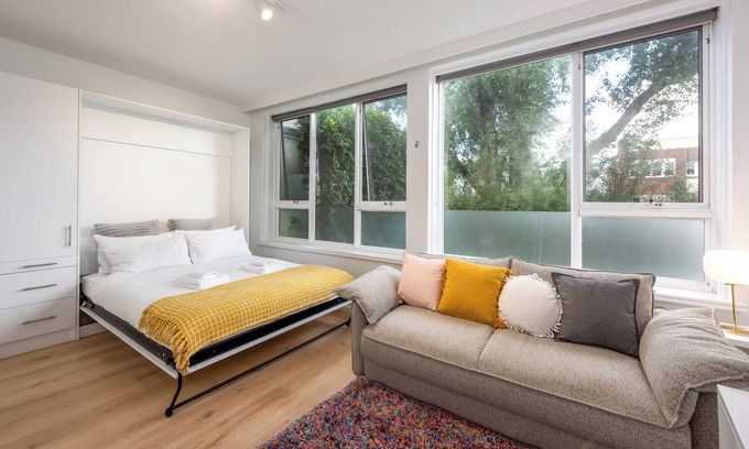 Richmond North Apartment | Lovely Studio with Free Parking in East Melbourne!