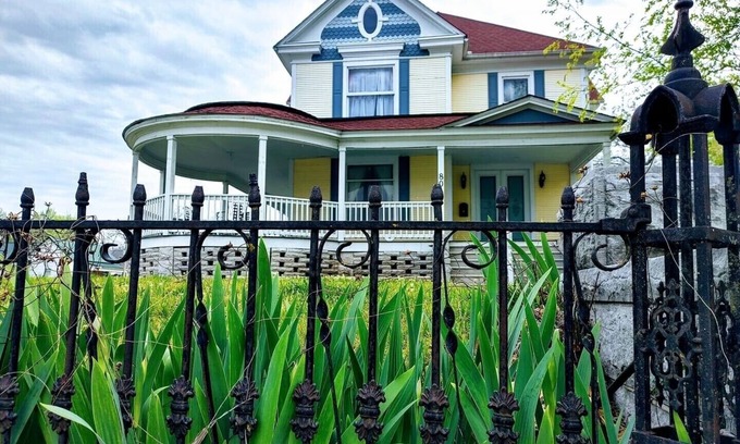 Webb City House | Lovely Victorian Mansion Centrally Located