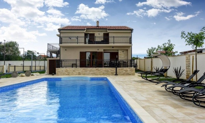 Lovinac Villa | Lovely Villa Tona, in Dalmatia, with a Pool