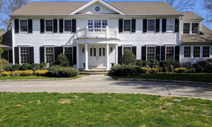 Stamford House | Lower Lvl Private 2BR/1BA Family/Pet Friendly