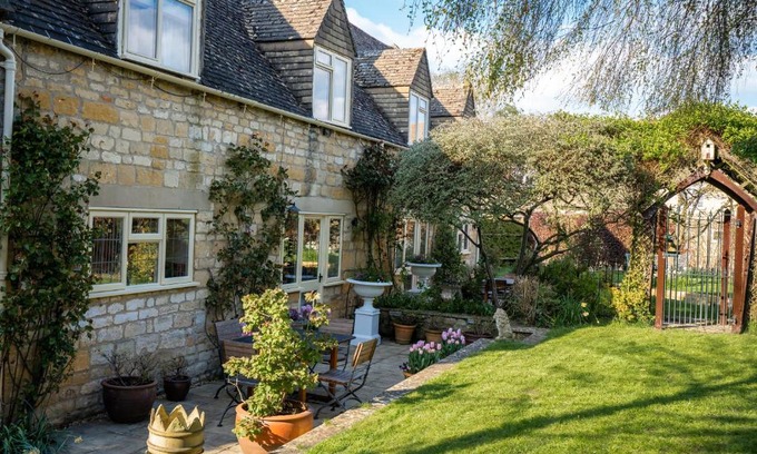 Broadway House | Lower Mill 1 Cottage Broadway