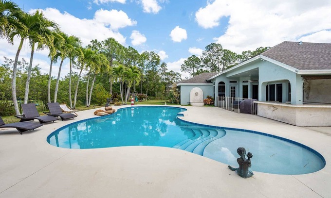 Hunt Club House | Loxahatchee Retreat: 5BR, Pool, BBQ, Kid-Friendly!