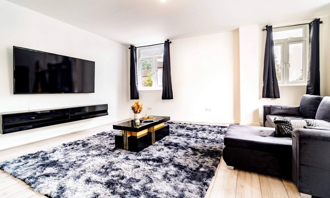 Luton Apartment | LUX 2BDR Flat By Luton Station/Airport/City Centre - 30min to Kings X St Pancras