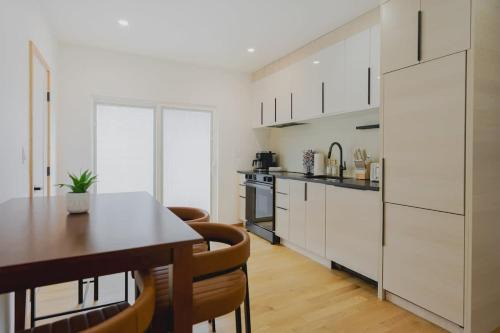 Central-Maverick Square - Paris Street Apartment | Lux 3BD Minutes Walk to Airport